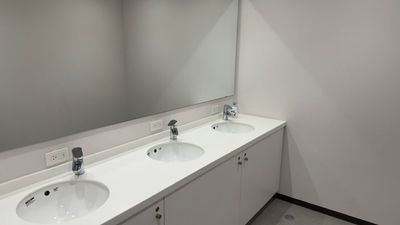 洗面台は208号室を出て廊下に二箇所あります🙆‍♀️ - Nishiki lounge 【河原町駅・徒歩4分】よもぎ蒸し設備付🌿1店舗丸ごと貸切✨の室内の写真