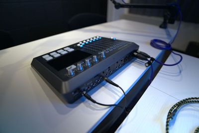 オーディオインターフェース（TASCAM、Mixcast4） - アンドポッドキャストスタジオの設備の写真