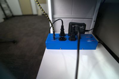 コンセント、各種電源充電コードはご自由にお使いください。 - アンドポッドキャストスタジオの設備の写真