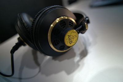 ヘッドフォンAKG - アンドポッドキャストスタジオの設備の写真