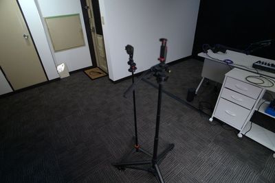 スマホ、カメラスタンド - アンドポッドキャストスタジオの設備の写真