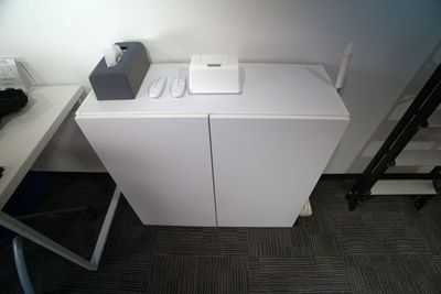 棚（棚の中に清掃道具があります。清掃時にご使用ください。） - アンドポッドキャストスタジオの設備の写真