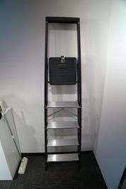 三脚、撮影や照明セッティングにご使用ください。 - アンドポッドキャストスタジオの設備の写真