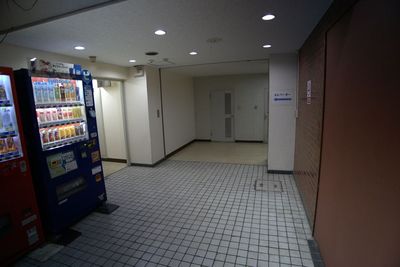 エレベーターはホール奥の自販機左へ - アンドポッドキャストスタジオの入口の写真