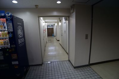 自販機左まがるとすぐに右へ - アンドポッドキャストスタジオの入口の写真