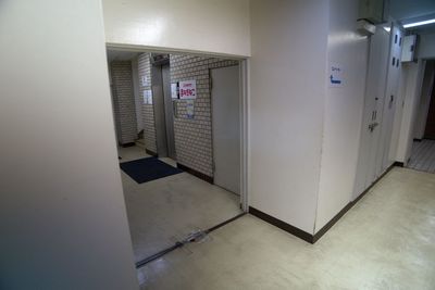 右へ曲がるとエレベーターがあるので６Fへ - アンドポッドキャストスタジオの入口の写真