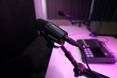 マイク　SHURE　MV7X　2本 - アンドポッドキャストスタジオの設備の写真