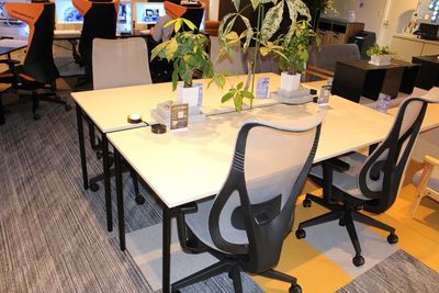 １人掛けデスク、オフィスチェア席（４席）② - ＯＮｅＺＯＮＥ湘南台 【デジタルノンストレス空間】ラウンジスペースの設備の写真
