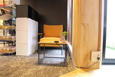 １人掛けローデスク、ソファー席（１席）③ - ＯＮｅＺＯＮＥ湘南台 【デジタルノンストレス空間】ラウンジスペースの設備の写真