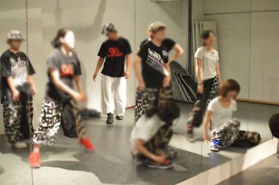 ダンスレッスンでのご利用イメージ。全面ミラーで10名前後でも余裕をもって動けます。 - レンタルスタジオROOTS中目黒店 レンタルスタジオ(中目黒店)の室内の写真