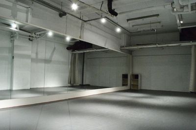 中目黒駅より徒歩3分。天井高3m・鏡張り、バレエバー完備の格安レンタルダンススタジオ - レンタルスタジオROOTS中目黒店