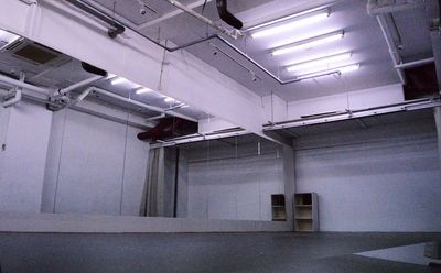 約40㎡（フロア8.4m×4.2m）のスタジオ全景。全面ミラー張りで動きをしっかり確認できます。 - レンタルスタジオROOTS中目黒店 レンタルスタジオ(中目黒店)の室内の写真