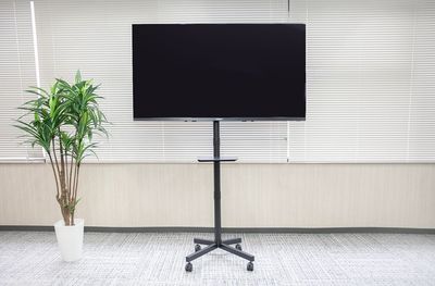 55インチモニター　HDMI接続・ケーブル有 - 貸会議室ルームス八王子店 【ROOMs八王子店】JR八王子駅5分/京王八王子駅3分の室内の写真