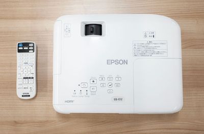 エプソン製プロジェクター　
EB-E12　HDMI接続・ケーブル有 - 貸会議室ルームス八王子店 【ROOMs八王子店】JR八王子駅5分/京王八王子駅3分の設備の写真