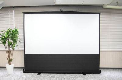 床置き式　スクリーン - 貸会議室ルームス八王子店 【ROOMs八王子店】JR八王子駅5分/京王八王子駅3分の設備の写真