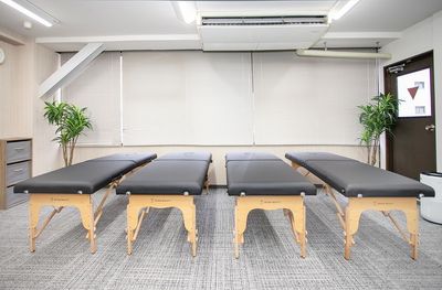 施術ベッド - 貸会議室ルームス八王子店 【ROOMs八王子店】JR八王子駅5分/京王八王子駅3分の室内の写真