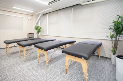 施術ベッド - 貸会議室ルームス八王子店 【ROOMs八王子店】JR八王子駅5分/京王八王子駅3分の設備の写真