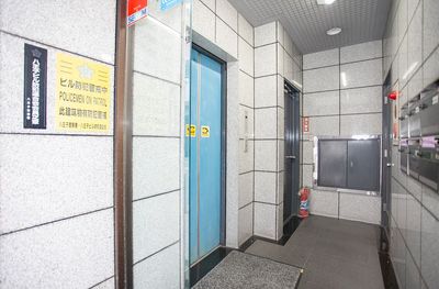 ビル1F共用部・エレベーター有 - 貸会議室ルームス八王子店 【ROOMs八王子店】JR八王子駅5分/京王八王子駅3分の外観の写真