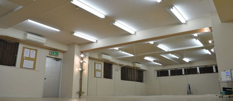 約70㎡（8m×7m）のエリア最大級の広さ。全面ミラー張りで動きをしっかり確認できます。 - レンタルスタジオROOTS駒沢大学店 レンタルスタジオ(駒沢大学店)の室内の写真