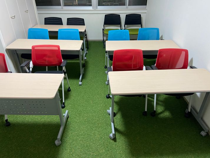 テーブル６台×イス１２脚 - GREENな会議室 本厚木の芝生の会議室の室内の写真