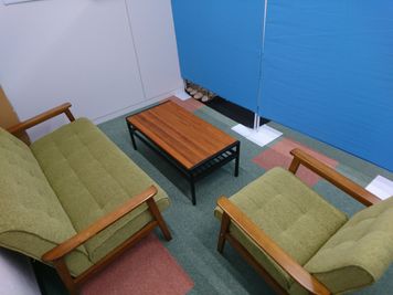 土曜日も利用可能！シェアリングスペースのソファーブース。面談や打ち合わせなどや作業スペースとしておすすめです。 - 綿谷ビル