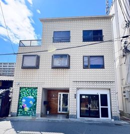1階は駄菓子屋さん（週1〜2営業） - mavie1st.（マヴィファースト） 駅近レンタルスペースの外観の写真