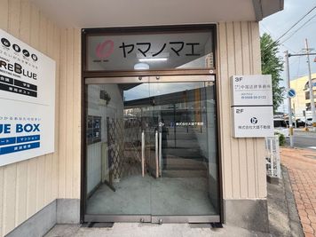 1F建物入口 - SHARE BLUE春日井 B：WEB会議ブース（SB春日井）の入口の写真