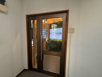 2F施設入口 - SHARE BLUE春日井 B：WEB会議ブース（SB春日井）の入口の写真