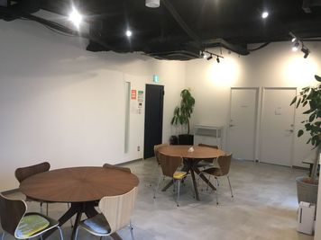 広々空間で様々な用途でのご利用可能！※観葉植物はイメージの為ない場合がございます。 - ZOU CREATIVE KITCHEN セミナー･交流会・展示会etc…設備充実！集まる場に最適スペースの室内の写真