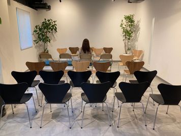 多様なレイアウトが可能！ - ZOU CREATIVE KITCHEN セミナー･交流会・展示会etc…設備充実！集まる場に最適スペースの室内の写真