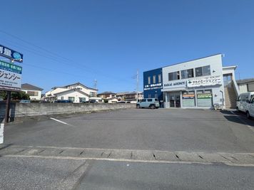 写真右手側は、2階テナント様の使用スペースになりますのでご注意ください。 - サカイ・エージェンシー駐車場 【籠原エリア】キッチンカー・移動販売に｜水・木限定の屋外スペースの室内の写真