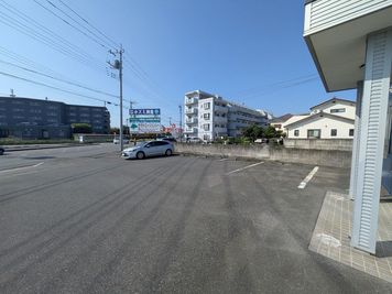 写真右手前の店舗入り口付近までのスペースをご利用いただけます - サカイ・エージェンシー駐車場 【籠原エリア】キッチンカー・移動販売に｜水・木限定の屋外スペースの室内の写真