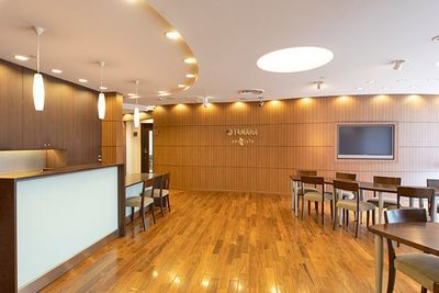 会場ロビー、受付ｰヤマハミュージックジャパン ユニスタイル大和ｰグランドピアノ、エレクトーン 防音部屋 - ユニスタイル大和 グランドピアノ、エレクトーン 防音部屋 F部屋の入口の写真