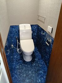 清潔で快適なトイレを完備しています。ウォシュレット付きで、安心してご利用いただけます。 - 中島ビル 2F　201号室 中島レンタルスペースの設備の写真
