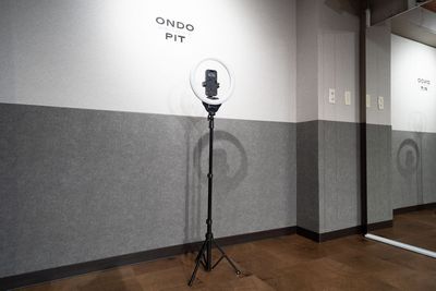 撮影用リングライト／スマホセットして見ながらダンスも - ダンスと歌・楽器練習レンタルスタジオ　ONDO PIT ダンスと歌・楽器練習レンタルスタジオ　ONDO PIT の室内の写真