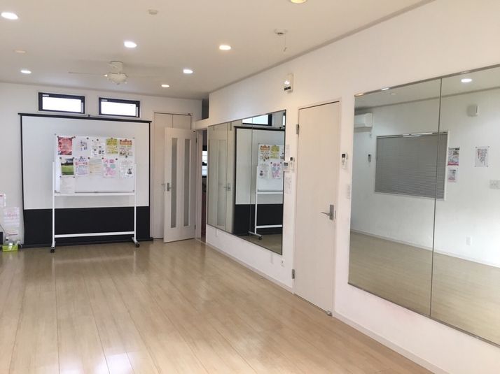 大型鏡160×400
24畳のフローリング - スタジオKaveri 東林間 レンタルスタジオの室内の写真