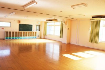 旧保育園舎。広いスペースがあります。ダンスやお遊戯、合唱など！お子さま連れOK!室内飲食可！駐車場・駐輪場もあります。 - こひつじ国際共育センター