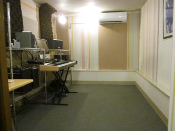ヴァーヴミュージックスクール Bスタジオの室内の写真