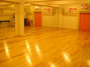 片面鏡、スプリング入り床、ダンス、歌などのレッスンの他、パーティなどにもご利用可能なスペース！ - Studio Muku