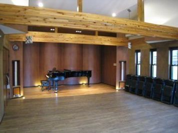 赤間駅5分の大型レンタルスペース。フルコンサートグランドピアノ常設。 天井が高く、広く開放的で、音楽利用にぴったりなホールです。 - 自由ヶ丘フォレストホール