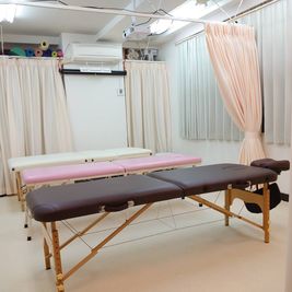 整体ベッド4台に増設。施療や技術講習会、ミーティング、ビデオ鑑賞に利用できます。高田馬場(戸山口）徒歩1分。 - 健康ひろば