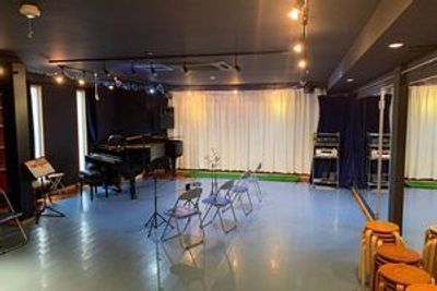 グランドピアノ・2面鏡のある防音スタジオ。音楽リハーサルやコンサート会場のほか、ダンス、ヨガなどにも。貸切やロケ撮影にも対応。 - リアクション2BANARE