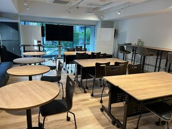 自由にワークや打ち合わせに使える開放的なスペース - ローカルハブスペース「OFF TOKYO」
