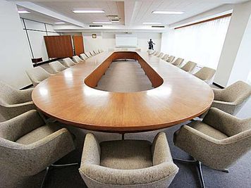 【名古屋駅徒歩5分／最大26名】名古屋駅直結のユニモール出口目の前の好立地！重厚感のある会議室です。【新税率対応】 - 名古屋会議室 ユニモール桜名古屋駅前店