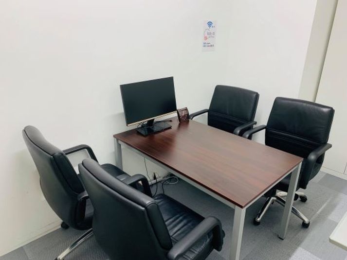 【新宿】知恵の場オフィス　本館 新宿駅徒歩5分　会議室（4名）の室内の写真