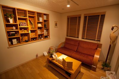 ソファのある落ち着いたリビングルーム。セッション、カウンセリング、ネイル等に適したお部屋です。(Wi-Fi有り) - Inspire Space 広尾