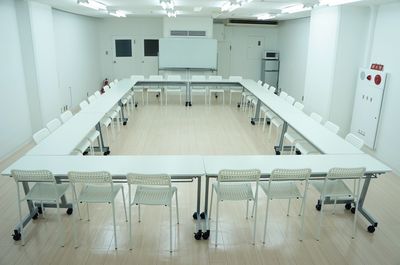 【フォレスト】立地最高！駅近！神戸三宮センター街入ってすぐ！プロジェクター他全て無料貸出し、会議、セミナー研修、物販・展示会 - レンタルスペースフォレスト