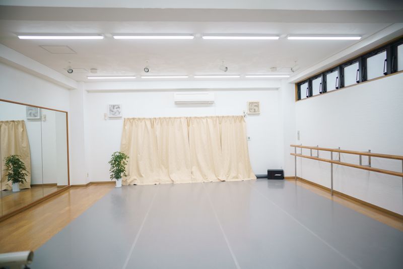 全体 - 横浜 TO BE STUDIO ダンスレッスンフロアの室内の写真