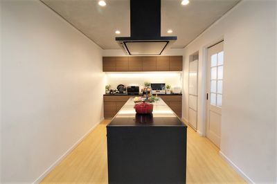 【１階】調理可能なIHアイランドキッチン - 池尻セレクトハウス 池尻セレクトハウス（ハウススタジオ）の室内の写真