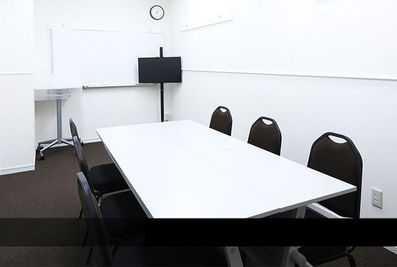 【渋谷駅徒歩30秒!ヒカリエ横のビル】最大6名着席可能!モニター常設!会議、研修、テレワークにも✨飲食持ち込みOK✨ - 貸し会議室 アットビジネスセンター渋谷東口駅前